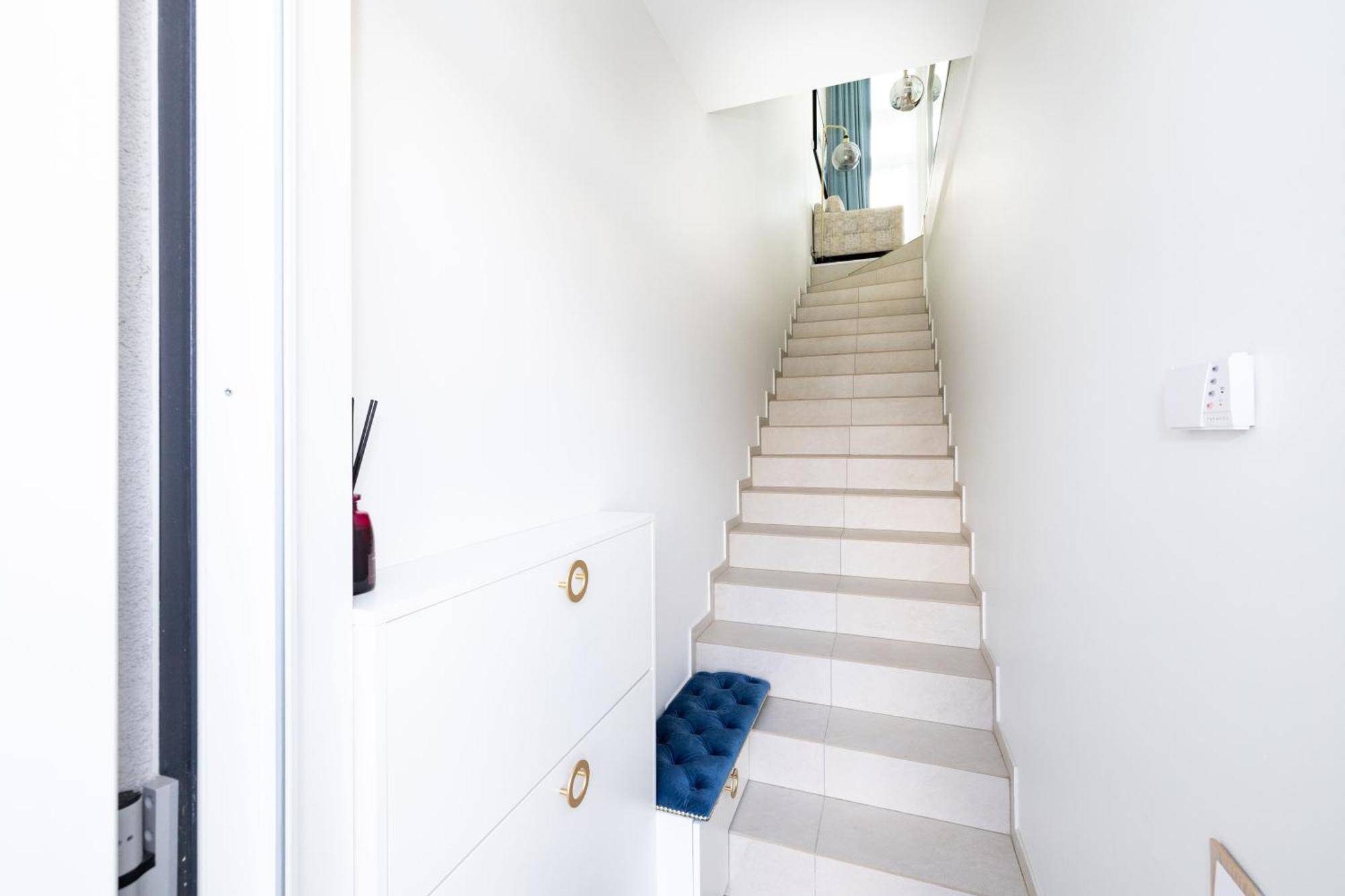 Season Surprise Apartment, By Cohost Palanga