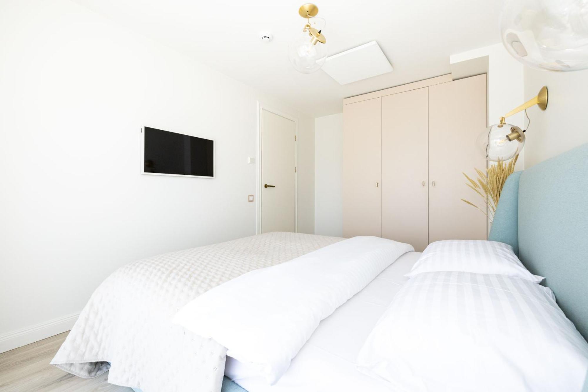 Season Surprise Apartment, By Cohost *